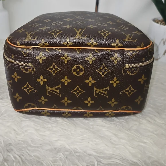 🔥😍 Beautiful Condition😍🔥 Authentic  Louis Vuitton Monogram Excursion  Bag - Picture 4 of 15
